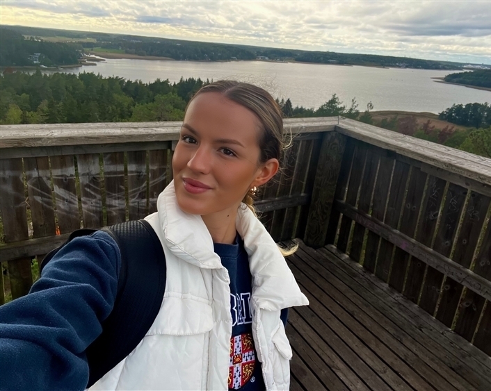 Mia at Vaarniemen näkötorni