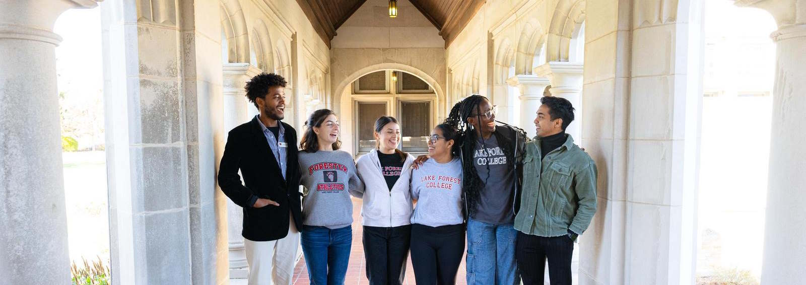 Public/OCM/1600x566/student_ambassadors_1600x566.jpg students walking in the breezeway
