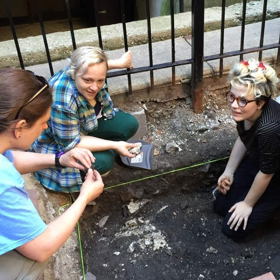 students at a dig